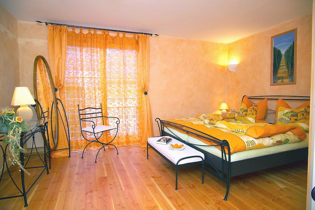 Cleo'S Hotel Kallstadt Pokoj fotografie